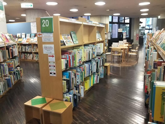 横浜中央図書館1階