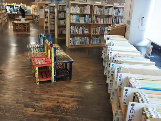 中央図書館　1階